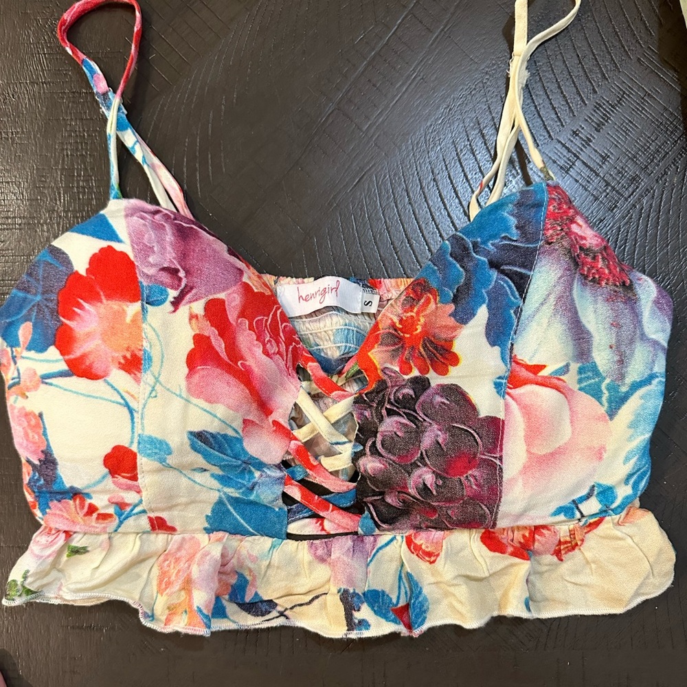 Cute Bralette/Crop that is in super good condition. Worn once.